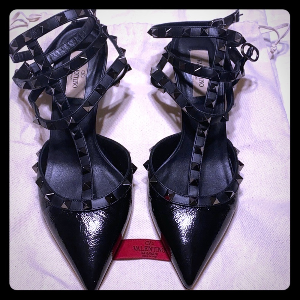Valentino rock-studded pump 🖤